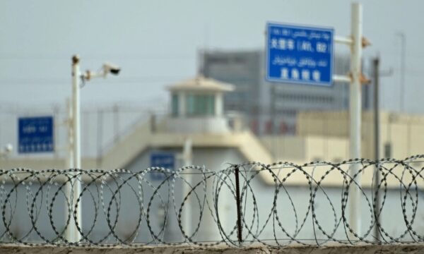 米国　ウイグル人収容施設を撮影し 不法に米国へ入国亡命を求めていた中国人男性のウガンダ送還を撤回