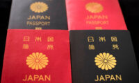 日本  パスポート申請費用  大幅値下げへ　出国税3千円に引き上げで財源確保