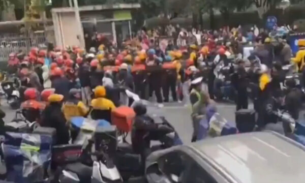 中国で数百人のフードデリバリー配達員が抗議【動画あり】