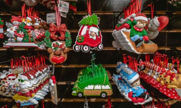 中国製クリスマス飾りとピスタチオに潜む「血と涙」