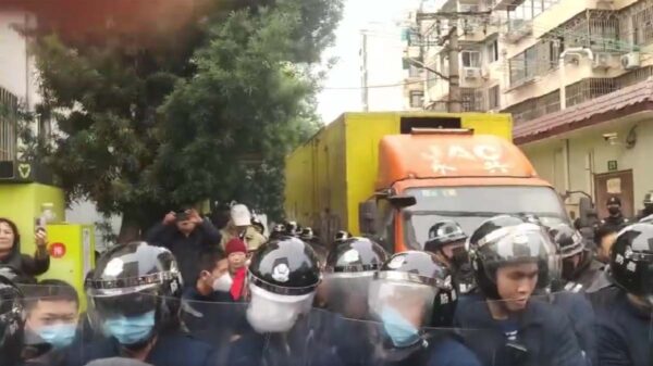 中国・上海で若い軍人と退役軍人家族が対峙　住宅回収をめぐり混乱＝【動画あり】