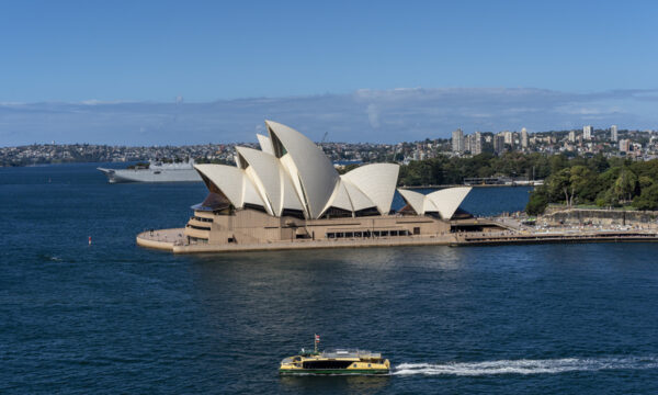 世界初　オーストラリア　16歳未満SNS使用禁止令施行 罰金48億円