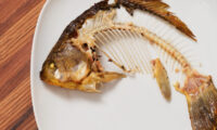 魚の骨が喉に刺さるリスクは想像以上に高い　どう対処すべき？