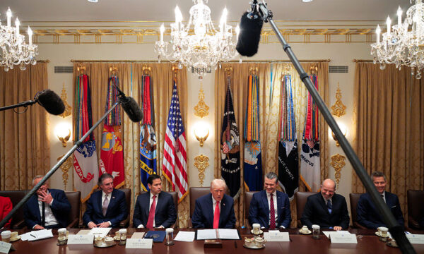 トランプ氏　閣議で来年の税還付で関税還元を示唆