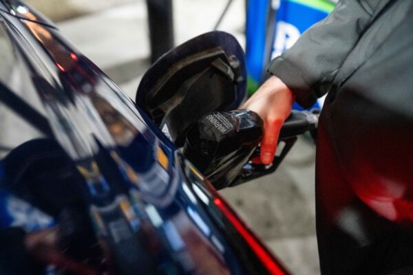 イラク油田再開　原油価格2％急落　米ガソリンも過去5年安値