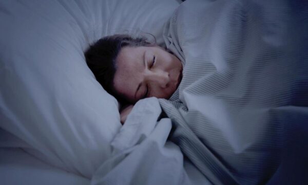 夜11時前に寝て　肌の黄金修復時間を解き放つ