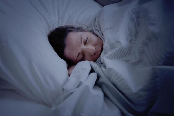 夜11時前に寝て　肌の黄金修復時間を解き放つ