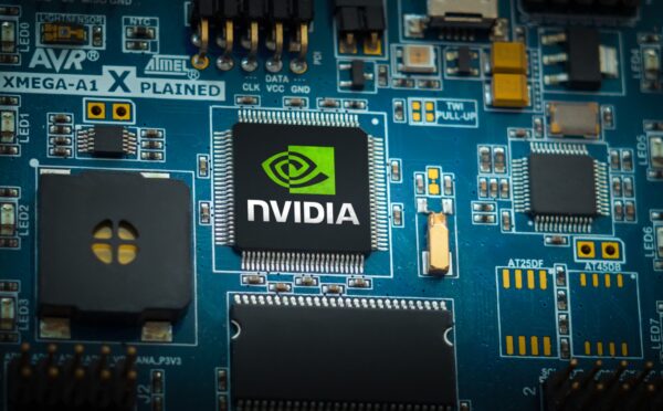 テンセント 日本経由でNVIDIA最先端AIチップ活用か