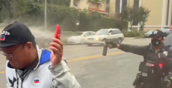 マドゥロ逮捕を祝う人々に中国領事館警備員がペッパースプレー