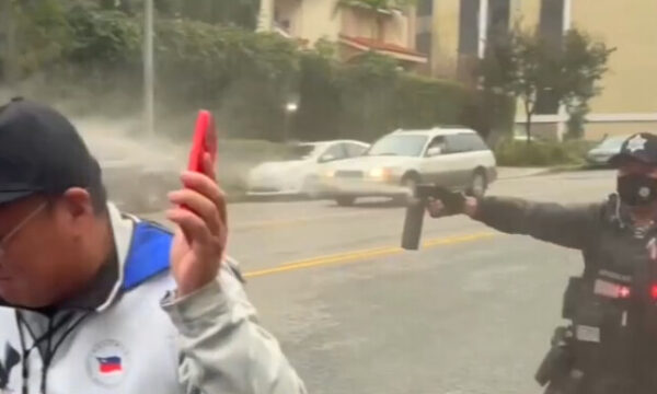 マドゥロ氏逮捕を祝う人々に中国領事館警備員がペッパースプレー