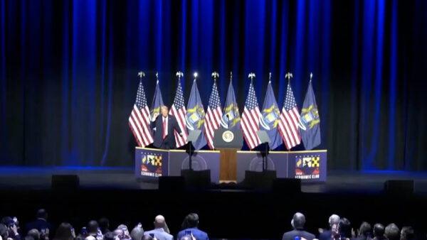 トランプ大統領 反イラン政権の抗議者に向けて「支援は間もなく届く」と表明