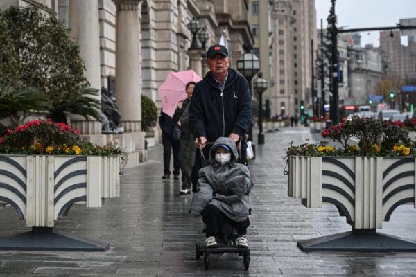 中国の公式出生率　数十年ぶりの低水準に