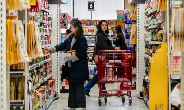 データは改善を示しているのに　なぜ人々は経済が悪いと感じるのか