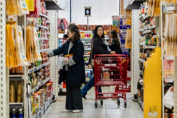 データは改善を示しているのに　なぜ人々は経済が悪いと感じるのか