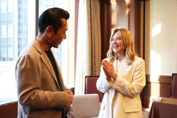 イタリア・メローニ首相と『北斗の拳』漫画家・原哲夫氏が面会　誕生日プレゼントも