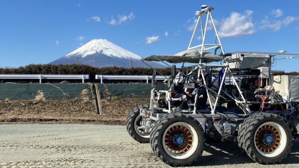 小野田宇宙政策担当大臣　月面有人与圧ローバの試作機に試乗