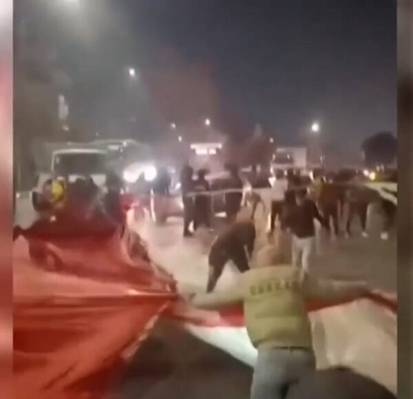 イラン全土で抗議拡大　国旗破り　通信遮断