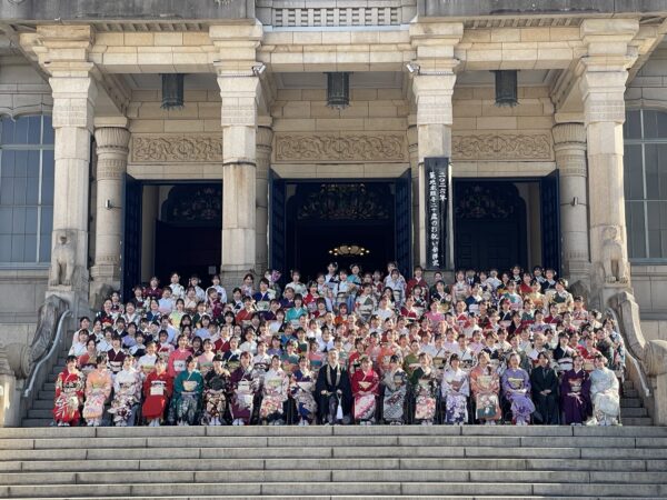 築地本願寺で「二十歳のお祝い」　荘厳な本堂で新成人が誓う新たな門出