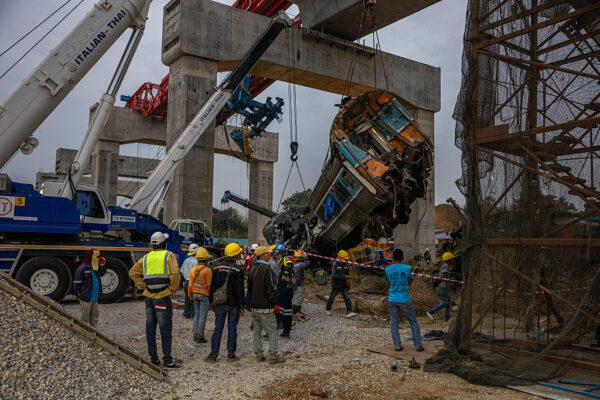 タイ一帯一路工事中　クレーン倒壊　列車に衝突　死者32人　