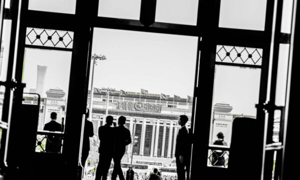 習近平　外国大使に「群盲象を評す」説く　SNSで辛辣な声