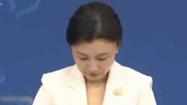 張又俠失脚を問われ　中共報道官　うつむき資料を慌ててめくる