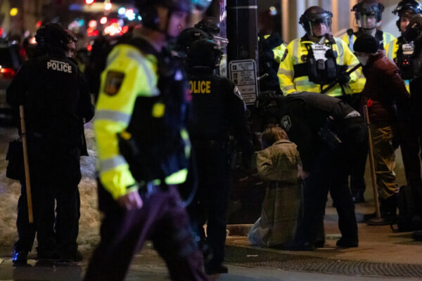 米ミネアポリスの抗議活動　不法集会が宣言され逮捕者発生