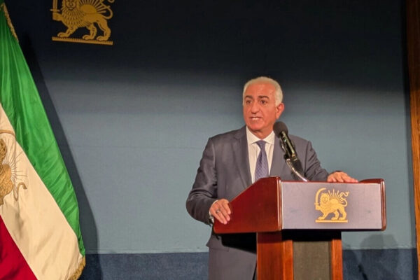 イランの亡命王子　国を奪還する計画を提示