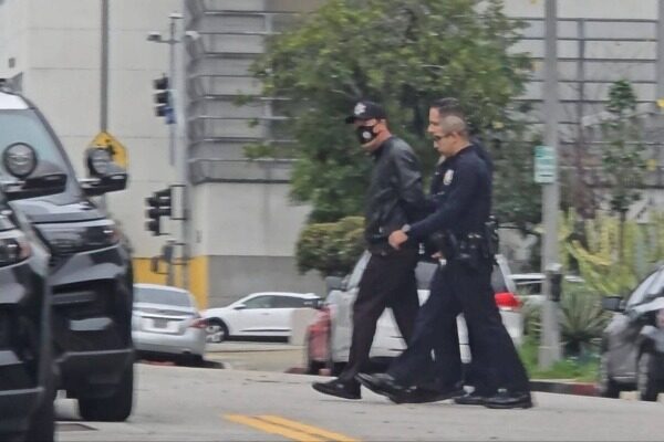 米LAでマドゥロ氏拘束祝う集会に催涙スプレー噴射　中共領事館の警備員を逮捕