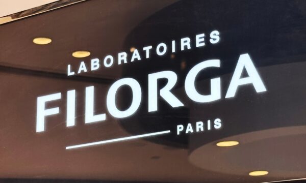 中国で化粧品ブランド撤退相次ぐ　著名30社超が市場から姿消す