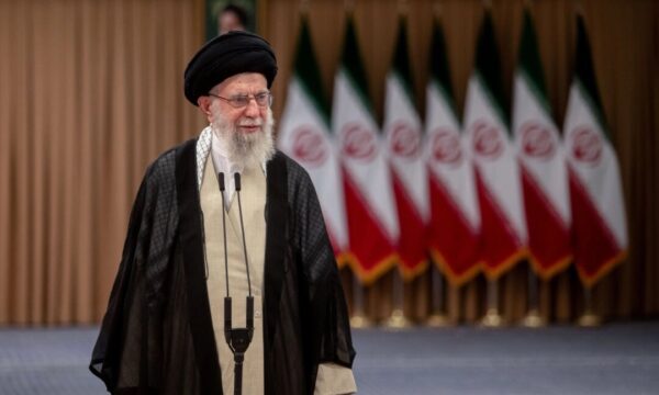 トランプ　イラン最高指導者に一言　「ハメネイ師はもっと警戒すべきだ」