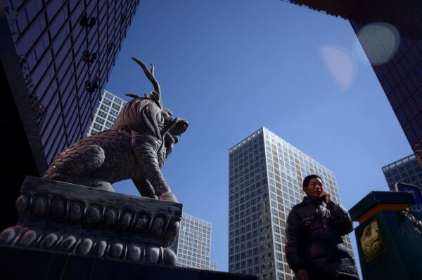 中国で急増「取り立て講座」　不況下で広がる「自力回収」