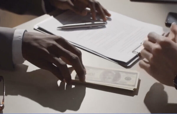 71歳の鍼灸師　2300万ドルの医療保険詐欺で禁錮18か月の判決