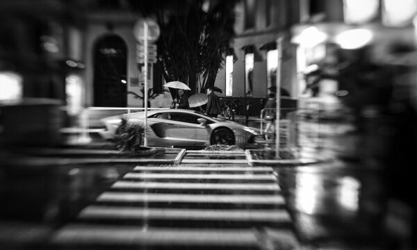 ランボルギーニで衝突し多数に重傷負わせ逃走　中国籍の男を日本警察が逮捕