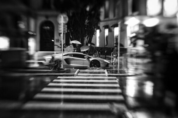 ランボルギーニで衝突し多数に重傷負わせ逃走　中国籍の男を日本警察が逮捕