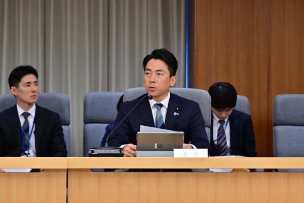 小泉防衛相　人的基盤と防衛生産・技術基盤の抜本的強化へ