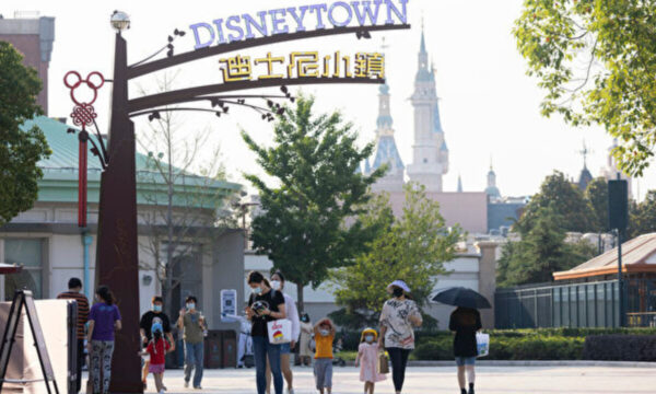 「無痛学習法」　遊園地で勉強する若者たち＝中国