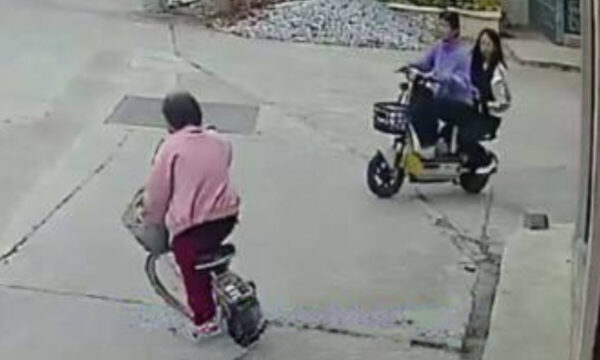 転倒した女性を助け起こした中学生　約500万円の賠償求められる＝中国