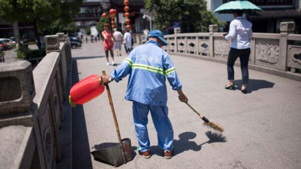 清掃作業員が超長時間労働を告白　習近平の発言が物議