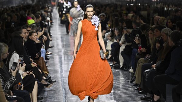 ディオール　新デザイナー初のオートクチュール発表　花をテーマに春を演出