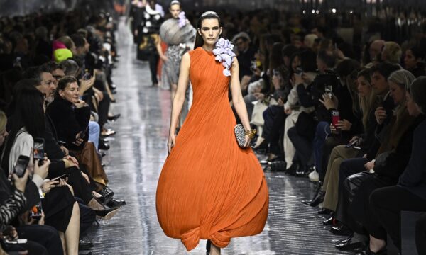 ディオール　新デザイナー初のオートクチュール発表　花をテーマに春を演出