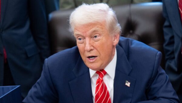 米軍がイラン無人機撃墜　トランプ氏「交渉は予定どおり」