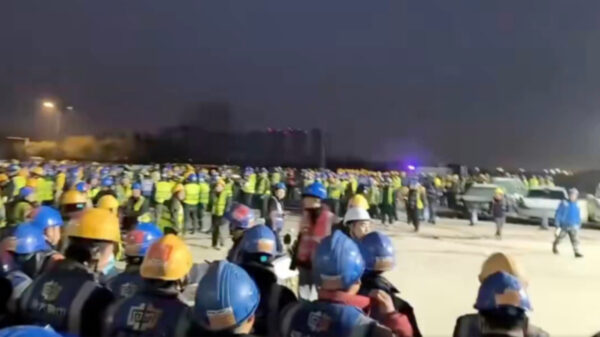 中国で未払い賃金が急増　命を懸けた抗議が相次ぐ