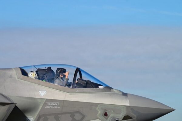 元米F-35教官　中共軍パイロット訓練で逮捕！武器輸出法違反の衝撃事件