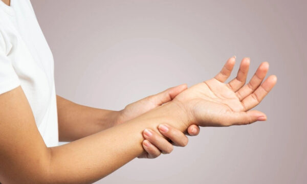 手のしびれを見過ごさない　神経障害の早期サインとは