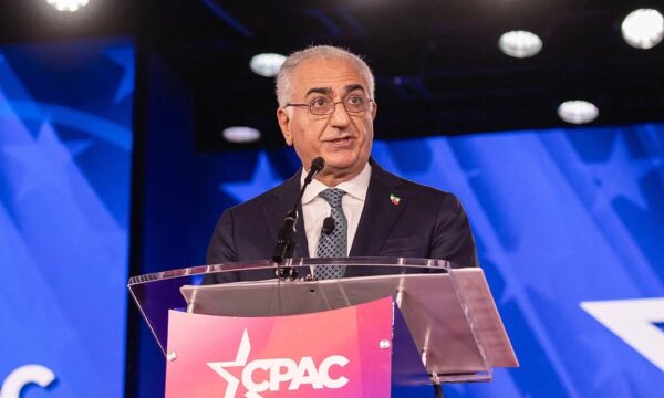 イラン亡命王太子、国民は「完全な体制転換」を望んでいると発言