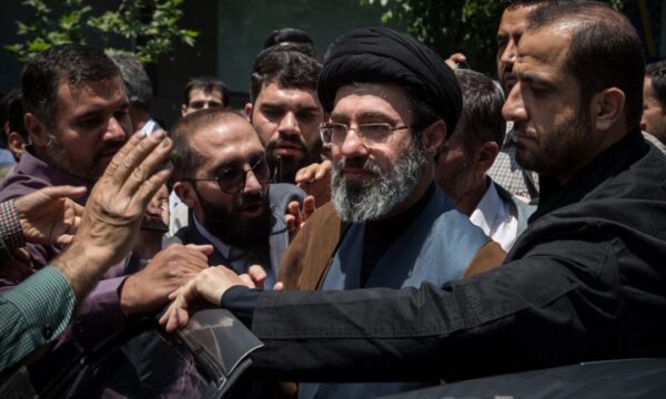 イラン体制　ハメネイ師の息子を新指導者に指名