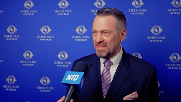 神韻の芸術家に私立学校の校長が感動　「創世主の栄光のために働いている」