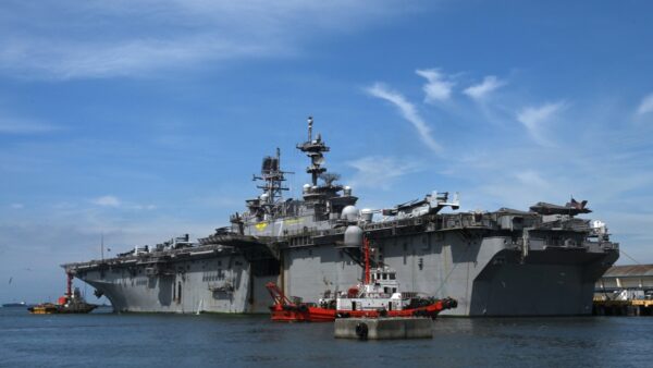 沖縄発の米艦　強襲揚陸艦トリポリの可能性　中東へ移動