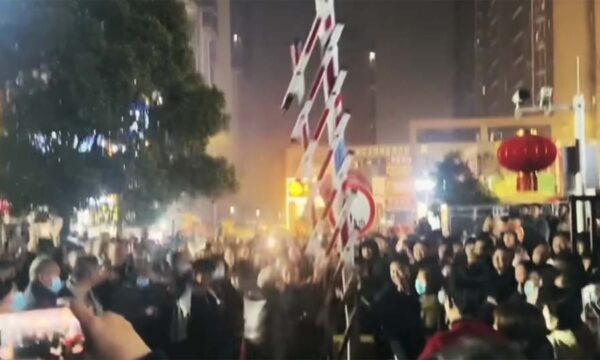 武漢で住民1千人超がゲートバー撤去　6団地で駐車場の強制課金に抗議