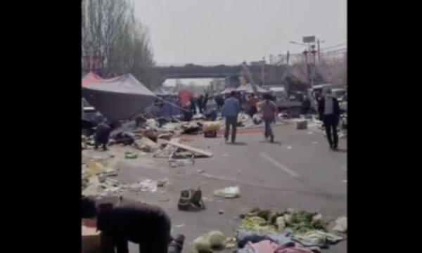 中国でまたも社会報復か 北京の市場に重機突入  情報封鎖